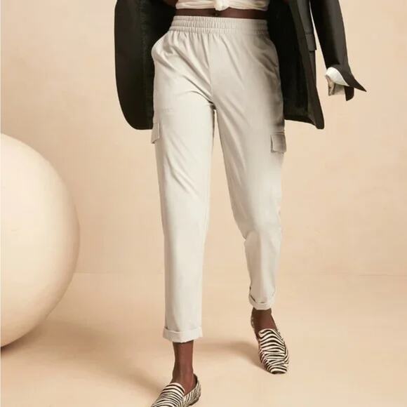 Banana Republic Pants - Banana Republic BR Standard Flyweight Cargo Jogger Pants Salton Sea Cream XS